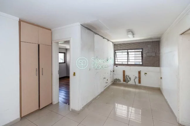 Imagem Amplo apartamento à venda com 4 quartos, sendo 3 suítes, e 4 banheiros no total. Este apartamento ...