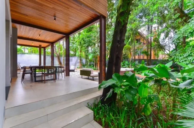 Imagem Luxuosa cas à venda no Jardim Europa: 4 quartos, 4 suítes, 5 salas, 6 banheiros, 8 vagas de garagem, 1.117,00m² de área. Venha conferir!