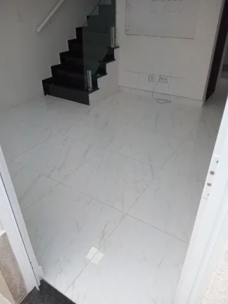 Imagem Sobrado de 2 quartos em condomínio para venda na Aviação, Praia Grande-SP: 1 banheiro, 1 vaga, 50,00 m².