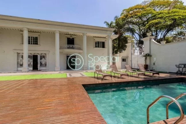 Um verdadeiro oásis no Morumbi. Localizada na área mais nobre do bairro, essa mansão dispõe de 8...