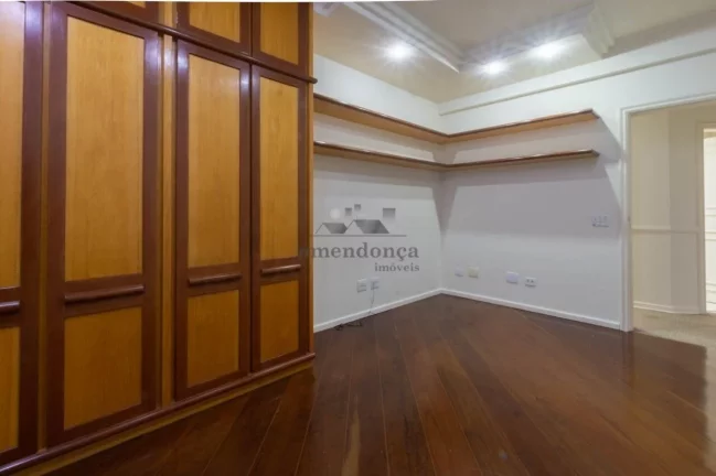 Imagem Apartamento amplo, com piso de tábuas largas de ipê, terraço, living para 02 ambientes, lavabo, a...