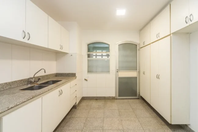 Imagem Apartamento Reformado 130M², 2Q, 1 Suíte, 2 Salas, 2 Banheiros, 1 Vaga, Portaria 24h.