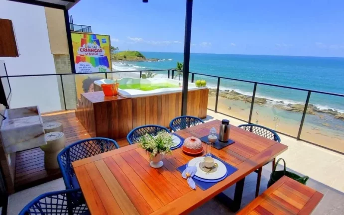 Imagem A 5ª Avenida Imóveis selecionou este charmoso apartamento revertido para 2/4 c/ Terraço, jacuzzi vista deslumbrante para o mar da Barra e do Carnaval: