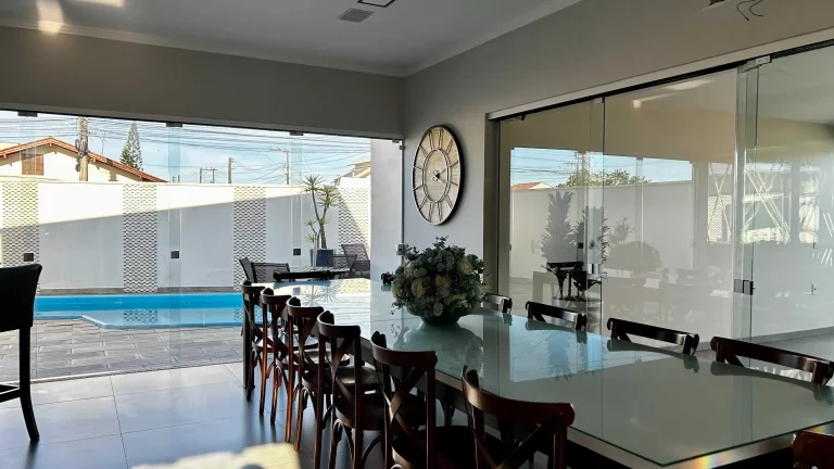 Imagem Casa com 3 dormitórios sendo 1 suíte e 2 vagas de garagem no Centro de Navegantes/SC