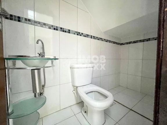 Imagem Descubra o conforto e a praticidade de viver em uma casa espaçosa à venda em Samambaia Sul, com 279m² de área útil. Este imóvel conta com 3 dormitórios, sendo 1 suíte, além de 3 banheiros, proporci
