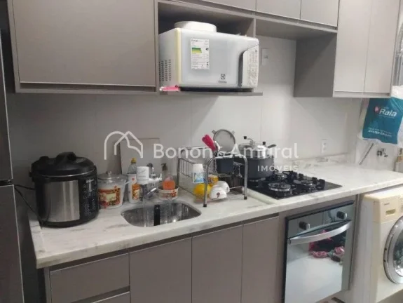 Imagem Apartamento de 57m² completo em armários planejados e com ar condicionado na sala e nos quartos. S...