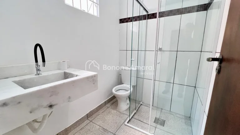 Imagem Casa Moderna com 3 Dormitórios

Dormitórios: 3 quartos, sendo 1 suíte com banheiro privativo.
Sal...