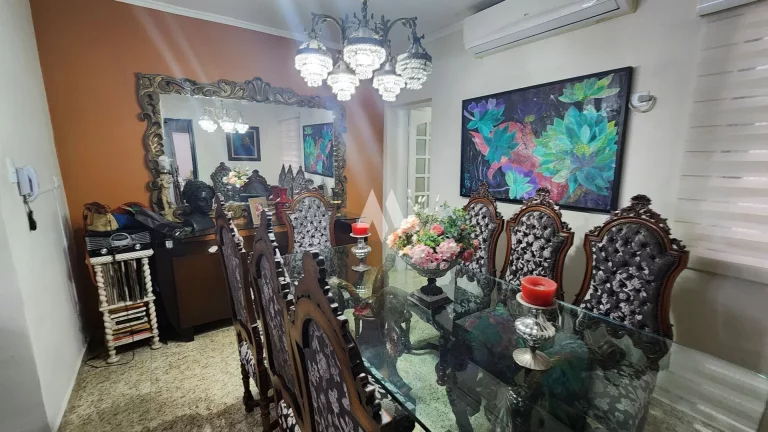 Imagem Venda de Casa/Sobrado no Embaré, Santos - Oportunidade Única em Localização Privilegiada