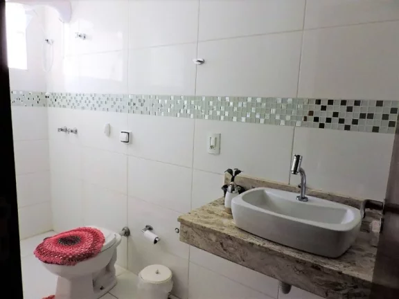 Imagem CASA COM 3 SUÍTES EM LOTE DE 1.600M, COM VISTA PERMANENTE.. PACOTE DE LOCAÇÃO + R$ 7.000,00