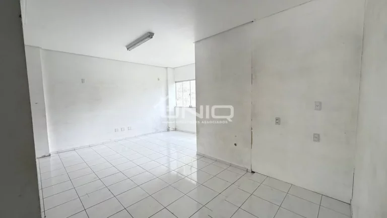 Imagem Sala Comercial com Mezanino na Tocantins - Centro