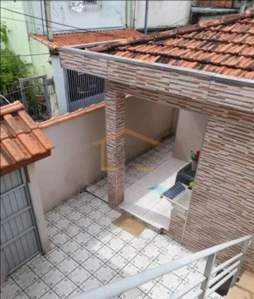 Imagem Casa térrea, 2 dormitórios, sala ampla, cozinha com armários, lavanderia, quintal, área de churr...