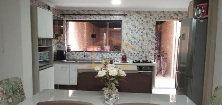 Imagem Sobrado com 250 m² de área útil, dispõe de 2 dormitórios com varanda, 1 banheiro, sala de estar...