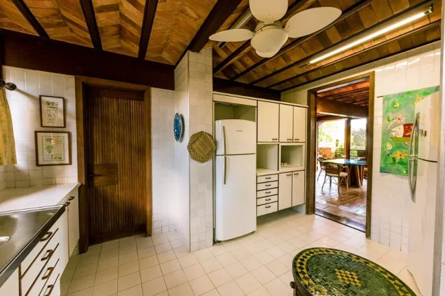 Imagem Pernambuco - Sala de estar com duplo ambiente, ampla varanda com sofás, 4 suítes e 8 vagas.