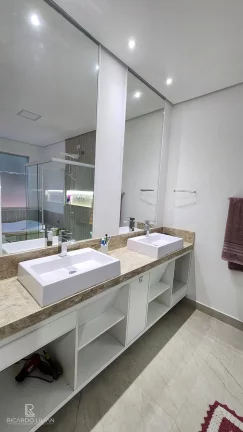 Imagem Casa de alto padrão com 4 suítes em conjunto residencial com controle de acesso