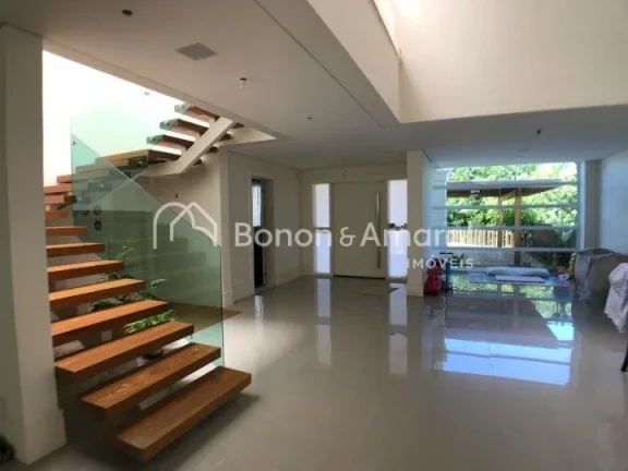 Imagem Linda e espaçosa casa de condomínio com área de 704 m². O imóvel possui living com pé direito ...
