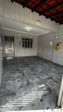Imagem Casa à venda de 2 dormitórios no Maracanã em Praia Grande-SP, terreno de 4,20 X 20,22, sendo 2 dormitórios, sala, cozinha, banheiro, área de serviço, espaço gourmet com churrasqueira e 2 vagas de garagem. 300 metros da praia.