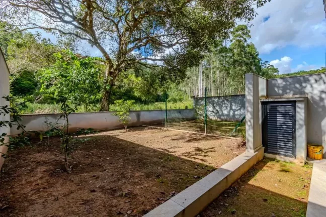 Imagem Sobrado com 3 suítes sendo 1 master e 2 vagas de garagem em Camboriú/SC