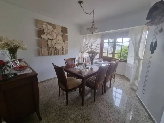 Imagem Casa de Alto Padrão 4 quartos sendo 1 suíte, 3 Banheiros, Salas espaçosas, 4 Vagas, Área Lazer com Churrasqueira, Campo Pq no Jardim Petrópolis, Ribeirão Pires-SP