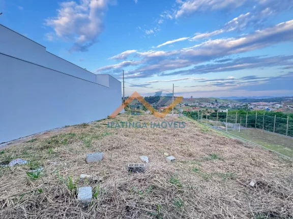 Imagem Seu refúgio de tranquilidade e segurança espera por você! Viva cercado pela natureza e com toda a segurança que um condomínio fechado pode oferecer! Este lote de 339m² é perfeito para construir o lar