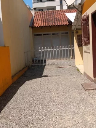 Imagem Casa para Temporada em Itapema, meia praia, 3 dormitórios, 2 banheiros, 3 vagas