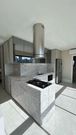 Imagem Apartamento finamente mobiliado com 4 suítes e 3 vagas de garagem em Meia Praia - Itapema/SC