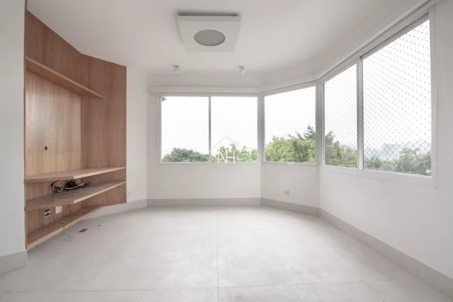 Imagem Apartamento de 260m ao lado do Parque Ibirapuera, com 4 dormitórios (2 suítes), varanda, 3 vagas com depósito, piscina, quadra, churrasqueira, sauna