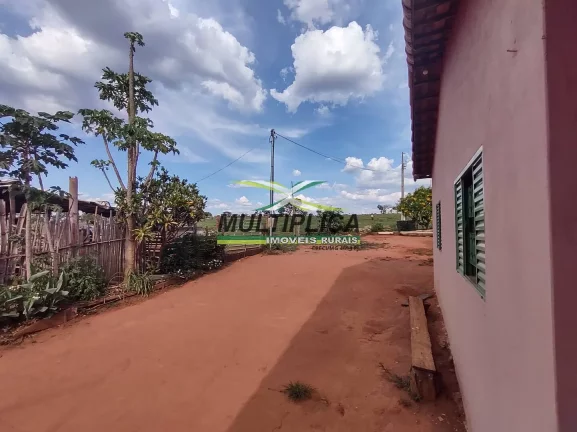 Imagem Chácara 12 km de Uberlândia à venda com Casa, Córrego, Curral, Energia