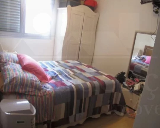 Imagem Apartamento com janelões, piso de tacos, living para 02 ambientes, tudo bem arejado e iluminado. Ed...