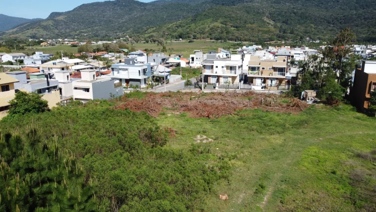 Imagem Terrenos 687m² no Ambrósio, Garopaba. 5 min do mar. Matrícula e viabilidade. Oportunidade!
