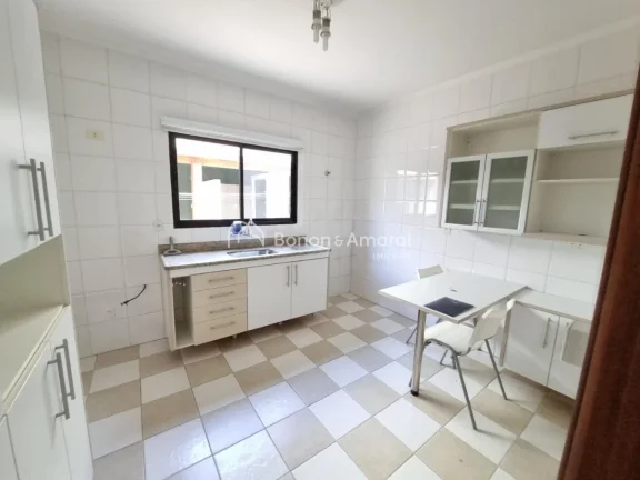 Imagem Charmosa e bem distribuída, esta casa de 182m² oferece conforto e praticidade em uma localização...
