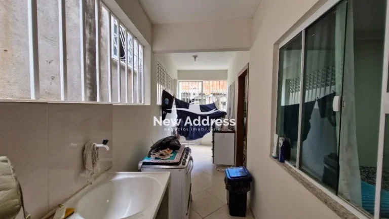 Imagem Casa com ponto comercial em Santa Bárbara, 3 quartos com suíte, excelente distribuição, 3 vagas e possibilidade de morar e trabalhar no mesmo local.