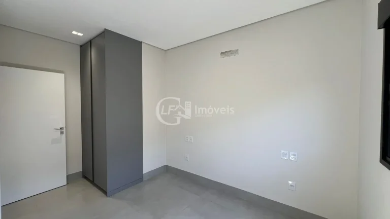 Imagem Impecável Casa em Condomínio à Venda em Alphaville Campo Grande 3, Campo Grande-MS: 3 Quartos, 3 Suítes, 3 Salas, 1 Banheiro, 4 Vagas, 180,38 m²!