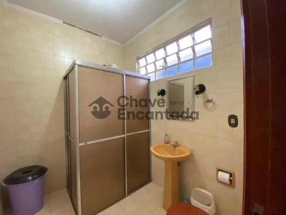Imagem Casa grande com piscina e sustentabilidade.