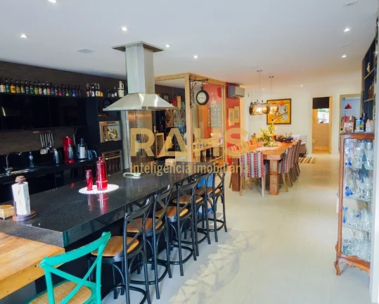 Imagem Completo em todos os detalhes, contemplada com um edifício de formas ousadas e modernas. Localizado...