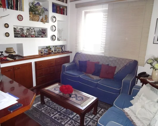 Imagem Apartamento bem distribuÃ­do com piso de madeira e armÃ¡rios, living para 03 ambientes, lavabo, ...