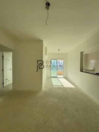 Imagem Apartamento de 2 dormitórios sendo 1 suíte, prédio frente mar no bairro Vila Mirim - Praia Grande