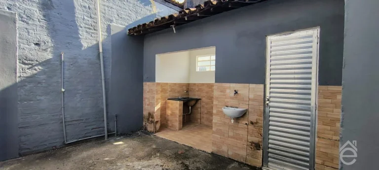Imagem Casa à venda de esquina na Ponta Grossa, 3/4, sala ampla, garagem e DCE, 323m2
