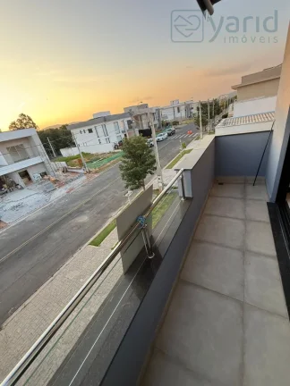 Imagem Casa em Condomínio à Venda em Localização Privilegiada: 3 Quartos, 1 Suíte, 3 Salas, 3 Banheiros, 4 Vagas de Garagem - 205,00 m².