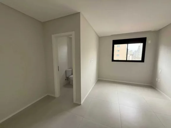 Imagem Apartamento com 3 suítes e 2 vagas de garagem no Bairro Meia Praia em Itapema