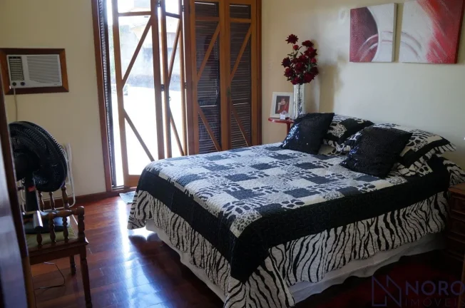 Imagem Casa ampla , 3 dormitórios, suíte,2 vagas de garagem no Bairro Duque de Caxias.