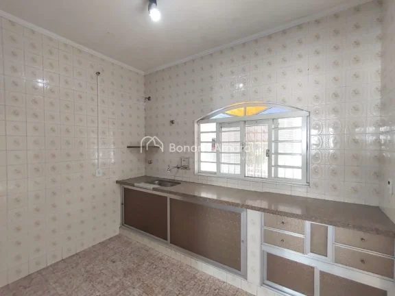 Imagem Casa da frente com 2 dormitórios com armários embutidos, banheiro social, sala com varanda integra...