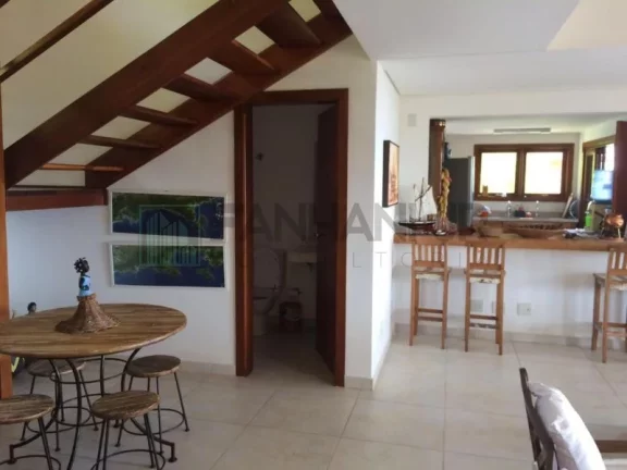 Imagem Venha se encantar com esta deslumbrante casa localizada no exclusivo Condomínio Yacamim, em Ilhabela, que oferece uma vista espetacular para o mar. E