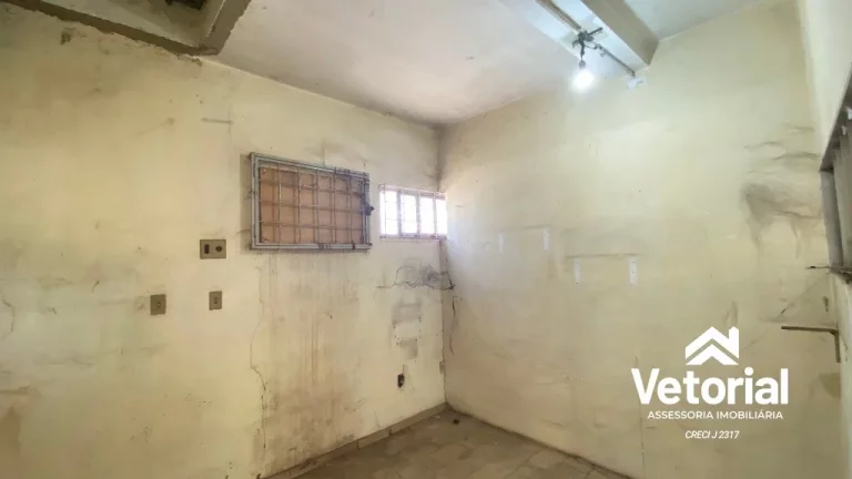 Imagem Ponto Comercial no Centro de Barreiras, formato retangular, frente ampla, 04 vagas de garagem frontal, 02 banheiros, depósito.