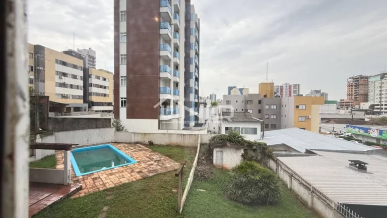 Imagem Casa com Amplo Terreno - No Centro