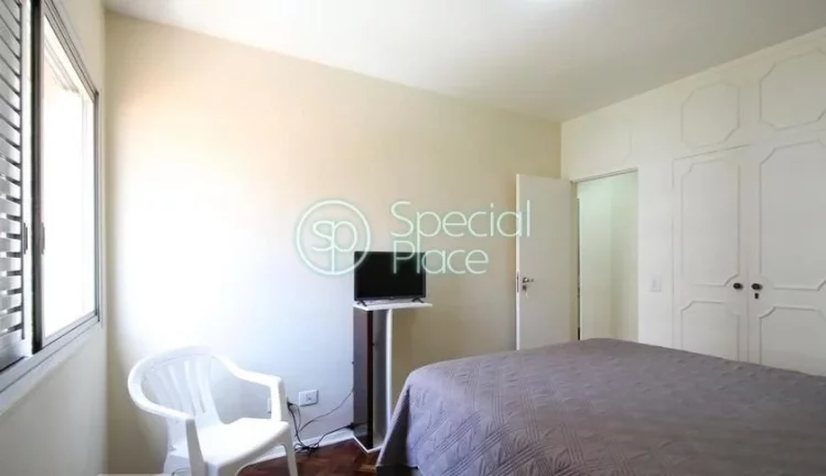 Imagem Excelente apartamento com cômodos amplos, arejados e claros. Localização excelente muito próximo...