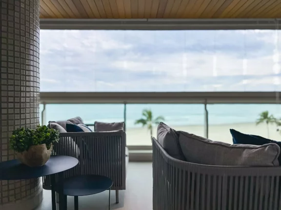 Imagem Luxuoso apartamento de 4 quartos na Riviera de São Lourenço Módulo 07: 4 suítes, 3 salas, 4 vagas de garagem e 241,13 m² de área.