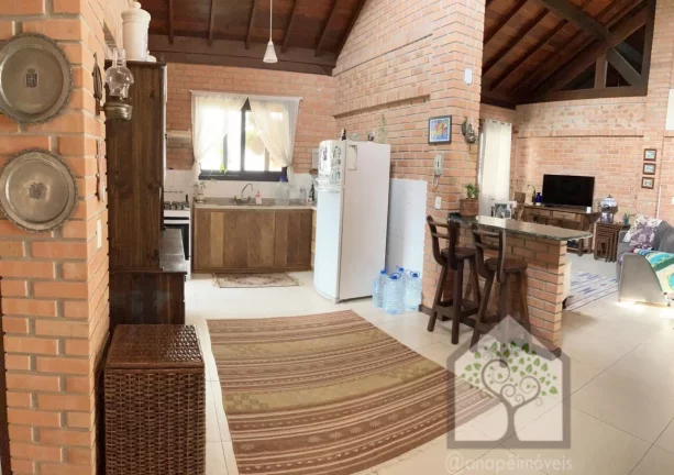Imagem Casa rústica em condomínio fechado no Sambaqui