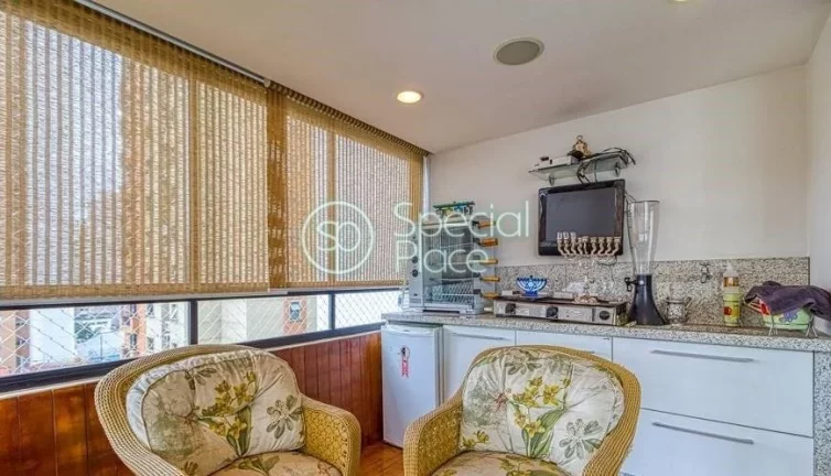 Imagem Amplo apartamento à venda com 3 quartos, sendo 3 suítes, e 4 banheiros no total. Este apartamento ...