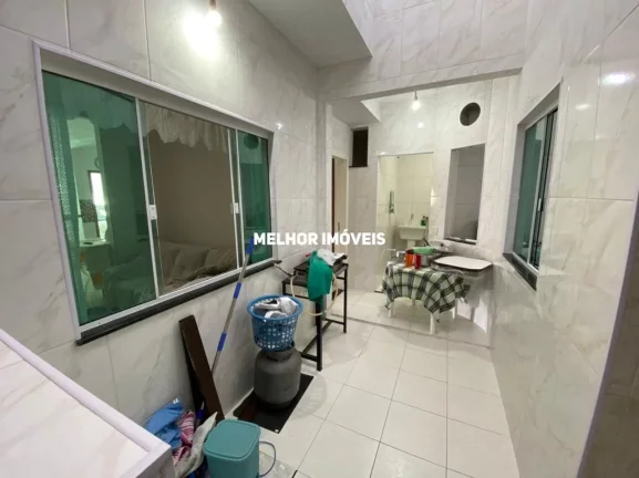 Imagem Casa Sobrado Semi-Mobiliada à Venda com 03 Suítes sendo 01 com Sacada Localizado no Centro de Balneário Camboriú - SC