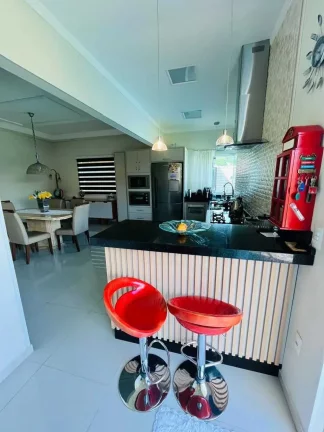 Imagem Casa com 3 dormitórios sendo 1 suíte e 5 vagas de garagem no bairro Parque Guarani em Joinville SC